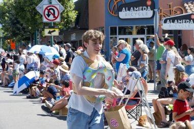 Alameda, CA - 4 Temmuz 2023: Ülkenin en büyük ve en uzun Bağımsızlık Günü geçit törenlerinden biri olan Alameda 4 Temmuz Geçidi katılımcıları.