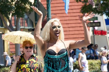 Alameda, CA - 4 Temmuz 2023: Ülkenin en büyük ve en uzun Bağımsızlık Günü geçit törenlerinden biri olan Alameda 4 Temmuz Geçidi katılımcıları.