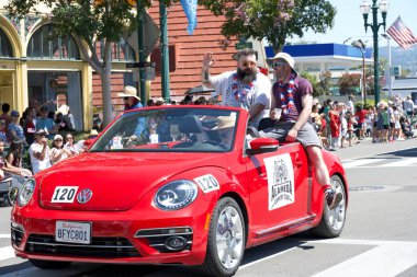 Alameda, CA - 4 Temmuz 2023: Ülkenin en büyük ve en uzun Bağımsızlık Günü geçit törenlerinden biri olan Alameda 4 Temmuz Geçidi katılımcıları.