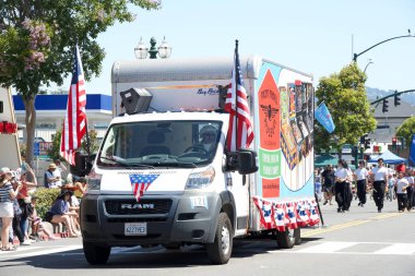 Alameda, CA - 4 Temmuz 2023: Ülkenin en büyük ve en uzun Bağımsızlık Günü geçit törenlerinden biri olan Alameda 4 Temmuz Geçidi katılımcıları.