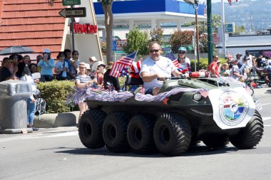 Alameda, CA - 4 Temmuz 2023: Ülkenin en büyük ve en uzun Bağımsızlık Günü geçit törenlerinden biri olan Alameda 4 Temmuz Geçidi katılımcıları.