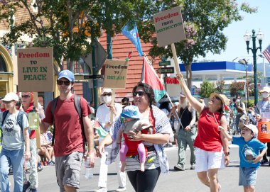 Alameda, CA - 4 Temmuz 2023: Ülkenin en büyük ve en uzun Bağımsızlık Günü geçit törenlerinden biri olan Alameda 4 Temmuz Geçidi katılımcıları.