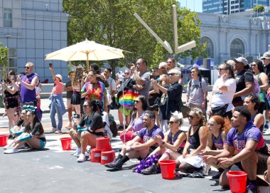 San Francisco, CA - 29 Haziran 2024: San Francisco Gay Onur Festivali katılımcısı. Bu yılın teması, Aşk Feneri. Seyirciler ponpon kızların performansını izliyor