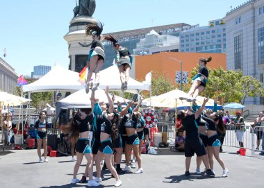 San Francisco, CA - 29 Haziran 2024: San Francisco Gay Onur Festivali katılımcısı. Bu yılın teması, Aşk Feneri. Ponpon kızlar kalabalığa gösteri yapıyor.