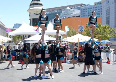 San Francisco, CA - 29 Haziran 2024: San Francisco Gay Onur Festivali katılımcısı. Bu yılın teması, Aşk Feneri. Ponpon kızlar kalabalığa gösteri yapıyor.