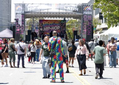 San Francisco, CA - 29 Haziran 2024: San Francisco Gay Onur Festivali katılımcısı. Bu yılın teması, Aşk Feneri. Kabinler ve aşamalar arasında gezinen katılımcılar.