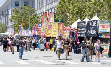 San Francisco, CA - 29 Haziran 2024: San Francisco Gay Onur Festivali katılımcısı. Bu yılın teması, Aşk Feneri. Kabinler ve aşamalar arasında gezinen katılımcılar.