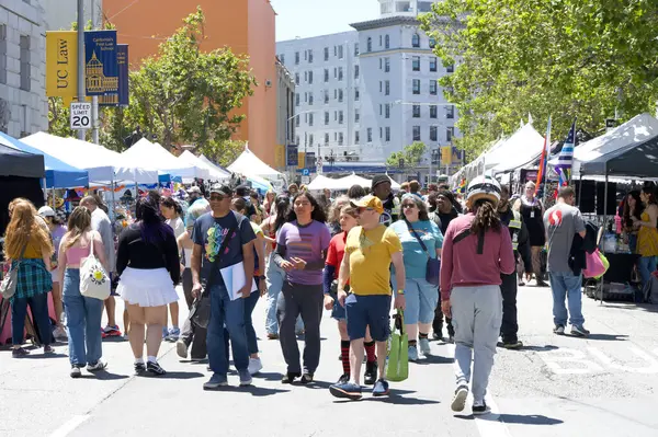San Francisco, CA - 29 Haziran 2024: San Francisco Gay Onur Festivali katılımcısı. Bu yılın teması, Aşk Feneri. Kabinden kabine gezen katılımcılar.