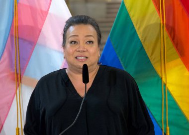 San Francisco, CA - 01 Ağustos 2024: Nicky Tita Aida Calma, San Franciscos 3. Trans Tarihi Ayı 'nı başlatmak için düzenlediği basın toplantısında konuştu. 