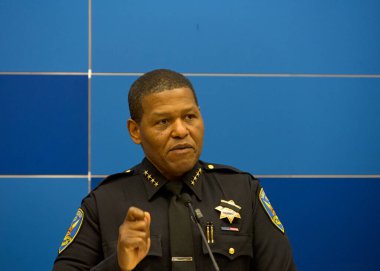 San Francisco, CA - 6 Ağustos 2024: Polis Şefi William Scott, yeni bir kamu güvenlik insansız hava aracı programının suç oranının azaltılmasıyla sonuçlandığını açıkladı.