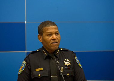 San Francisco, CA - 6 Ağustos 2024: Polis Şefi William Scott, yeni bir kamu güvenlik insansız hava aracı programının suç oranının azaltılmasıyla sonuçlandığını açıkladı.
