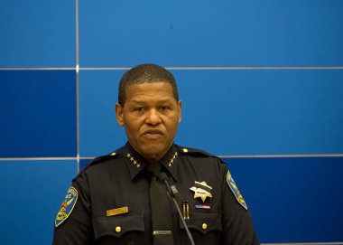 San Francisco, CA - 6 Ağustos 2024: Polis Şefi William Scott, yeni bir kamu güvenlik insansız hava aracı programının suç oranının azaltılmasıyla sonuçlandığını açıkladı.