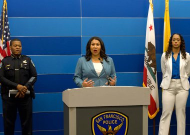 San Francisco, CA - 6 Ağustos 2024: Belediye Başkanı London Breed bir basın toplantısında yaptığı konuşmada, suç oranını düşüren yeni bir kamu güvenlik insansız hava aracı programının altını çizdi.