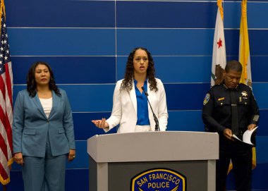 San Francisco, CA - 6 Ağustos 2024: Savcı Brooke Jenkins basın toplantısında yaptığı konuşmada, yeni kamu güvenliği insansız hava aracı programının suç oranının azaltılmasıyla sonuçlandığını söyledi..