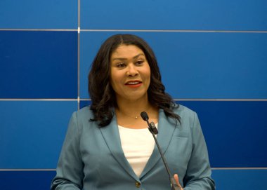 San Francisco, CA - 6 Ağustos 2024: Belediye Başkanı London Breed bir basın toplantısında yaptığı konuşmada, suç oranını düşüren yeni bir kamu güvenlik insansız hava aracı programının altını çizdi.