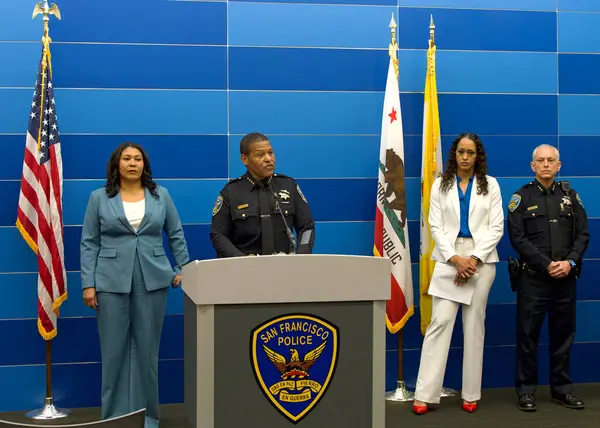 San Francisco, CA - 6 Ağustos 2024: Polis Şefi William Scott, yeni bir kamu güvenlik insansız hava aracı programının suç oranının azaltılmasıyla sonuçlandığını açıkladı.