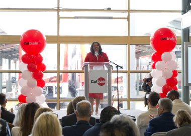 San Francisco, CA - 10 Ağustos 2024: Belediye Başkanı London Breed, Caltrain First Electric Train Ride 'ı kutlamak için düzenlediği basın toplantısında konuştu. 