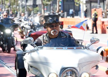 San Francisco, CA - 10 Ağustos 2024: 31. Geleneksel Pistahan Geçit Töreni katılımcıları, Filipinlilerin gurur ve çeşitliliğinin renkli bir gösterisi.