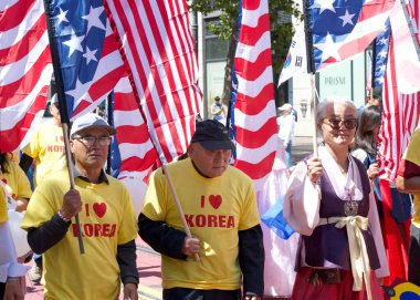 San Francisco, CA - 10 Ağustos 2024: 31. Geleneksel Pistahan Geçit Töreni katılımcıları, Filipinlilerin gurur ve çeşitliliğinin renkli bir gösterisi.