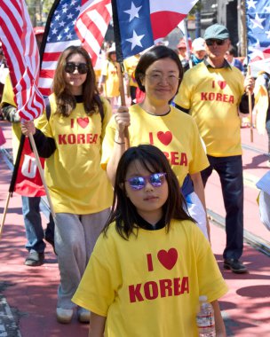 San Francisco, CA - 10 Ağustos 2024: 31. Geleneksel Pistahan Geçit Töreni katılımcıları, Filipinlilerin gurur ve çeşitliliğinin renkli bir gösterisi.