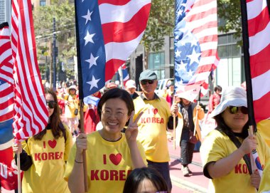 San Francisco, CA - 10 Ağustos 2024: 31. Geleneksel Pistahan Geçit Töreni katılımcıları, Filipinlilerin gurur ve çeşitliliğinin renkli bir gösterisi.