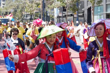 San Francisco, CA - 10 Ağustos 2024: 31. Geleneksel Pistahan Geçit Töreni katılımcıları, Filipinlilerin gurur ve çeşitliliğinin renkli bir gösterisi.
