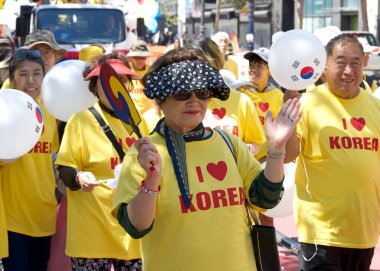 San Francisco, CA - 10 Ağustos 2024: 31. Geleneksel Pistahan Geçit Töreni katılımcıları, Filipinlilerin gurur ve çeşitliliğinin renkli bir gösterisi.