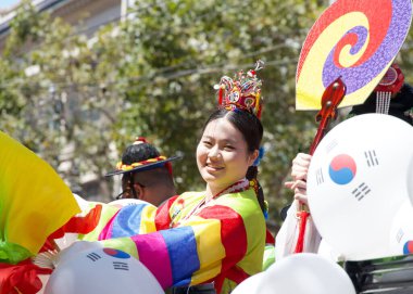 San Francisco, CA - 10 Ağustos 2024: 31. Geleneksel Pistahan Geçit Töreni katılımcıları, Filipinlilerin gurur ve çeşitliliğinin renkli bir gösterisi.