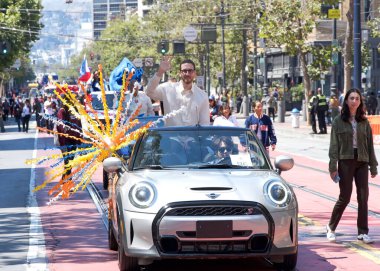 San Francisco, CA - 10 Ağustos 2024: Senatör Scott Wiener, Filipinli topluluğun gurur ve çeşitliliğinin renkli bir gösterisi olan 31..