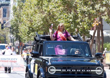 San Francisco, CA - 10 Ağustos 2024: 31. Geleneksel Pistahan Geçit Töreni katılımcıları, Filipinlilerin gurur ve çeşitliliğinin renkli bir gösterisi