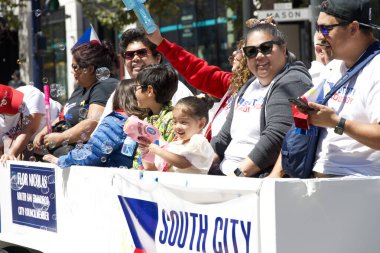 San Francisco, CA - 10 Ağustos 2024: 31. Geleneksel Pistahan Geçit Töreni katılımcıları, Filipinlilerin gurur ve çeşitliliğinin renkli bir gösterisi.