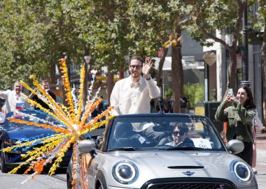 San Francisco, CA - 10 Ağustos 2024: Senatör Scott Wiener, Filipinli topluluğun gurur ve çeşitliliğinin renkli bir gösterisi olan 31..