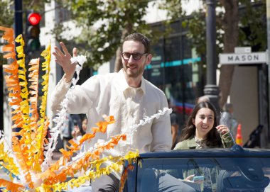 San Francisco, CA - 10 Ağustos 2024: Senatör Scott Wiener, Filipinli topluluğun gurur ve çeşitliliğinin renkli bir gösterisi olan 31..