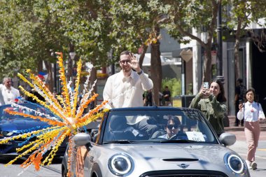 San Francisco, CA - 10 Ağustos 2024: Senatör Scott Wiener, Filipinli topluluğun gurur ve çeşitliliğinin renkli bir gösterisi olan 31..