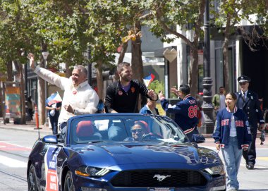 San Francisco, CA - 10 Ağustos 2024: 31. Geleneksel Pistahan Geçidi 'ne katılan Denetmen Matt Dorsey ve Danny Sauter, Filipinli topluluğun gurur ve çeşitliliğinin renkli bir gösterisi..
