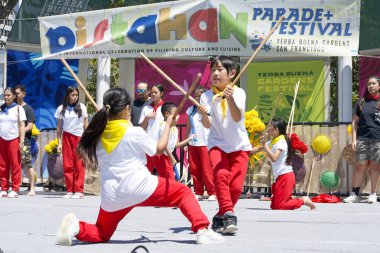 San Francisco, CA - 10 Ağustos 2024: 31. Geleneksel Pistahan festivaline katılanlar, Filipinlilerin gurur ve çeşitliliğinin renkli bir gösterisi.
