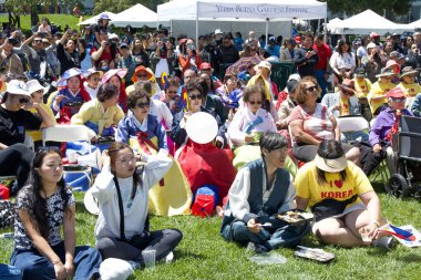 San Francisco, CA - 10 Ağustos 2024: 31. Geleneksel Pistahan festivalinin izleyicileri, Filipinli topluluğun gurur ve çeşitliliğinin renkli bir gösterisi. Sahnedeki performansları izlemek.