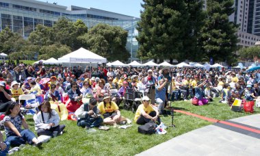 San Francisco, CA - 10 Ağustos 2024: 31. Geleneksel Pistahan festivalinin izleyicileri, Filipinli topluluğun gurur ve çeşitliliğinin renkli bir gösterisi. Sahnedeki performansları izlemek.