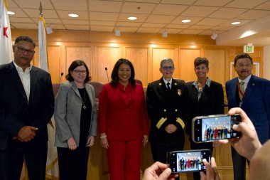 San Francisco, CA - 14 Ağustos 2024: Emekli İtfaiye Şefi Jeanine Nicholson poz veya fotoğraf