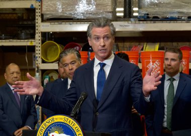 San Jose, CA - 16 Ağustos 2024: Vali Gavin Newsom 10 yeni yasa tasarısı, Kaliforniya 'da perakende suçla mücadele konulu çığır açan yasa açıklamasında bulundu.
