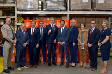 San Jose, CA - 16 Ağustos 2024: Vali Gavin Newsom, Kaliforniya 'da perakende suçla mücadele amaçlı çığır açan yasa tasarısını imzaladıktan sonra seçilmiş yetkililerle poz verdi