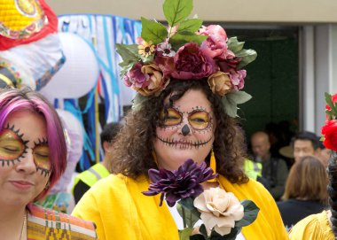 San Francisco, CA - 17 Ağustos 2024: Rose Pak Central metro istasyonunda düzenlenen ikinci yıllık Aç Hayalet Kral Festivali 'ne katılanlar.
