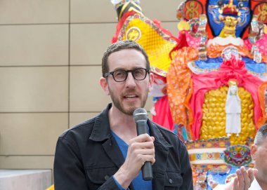 San Francisco, CA - 17 Ağustos 2024: Senatör Scott Wiener Rose Pak Central metro istasyonunda düzenlenen ikinci Yıllık Aç Hayalet Kral Festivali açılış töreninde konuşuyor.