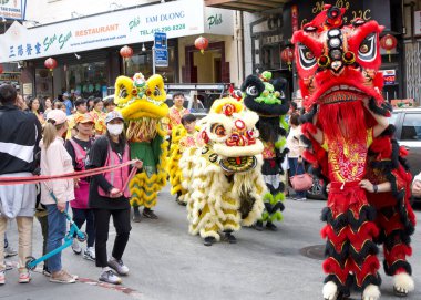 San Francisco, CA - 17 Ağustos 2024: Her yıl düzenlenen İkinci Aç Hayalet Kral Festivali Geçit Töreni 'ne katılanlar Çin' deki Rose Pak istasyonundan Portsmouth Meydanı 'na yürüyor.