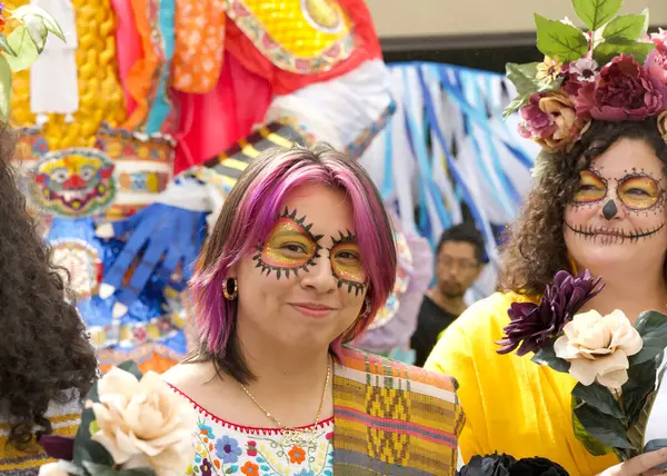 San Francisco, CA - 17 Ağustos 2024: Rose Pak Central metro istasyonunda düzenlenen ikinci yıllık Aç Hayalet Kral Festivali 'ne katılanlar.