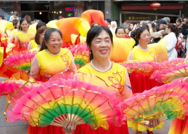 San Francisco, CA - 17 Ağustos 2024: Her yıl düzenlenen İkinci Aç Hayalet Kral Festivali Geçit Töreni 'ne katılanlar Çin' deki Rose Pak istasyonundan Portsmouth Meydanı 'na yürüyor.