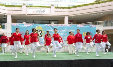 Oakland, CA - 24 Ağustos 2024: Lincoln Rekreasyon Performansları Oakland Çin Mahallesi 35. Sonbahar Sokak Festivali 'nde sahnede dans ediyor. Özgür ve halka açık.