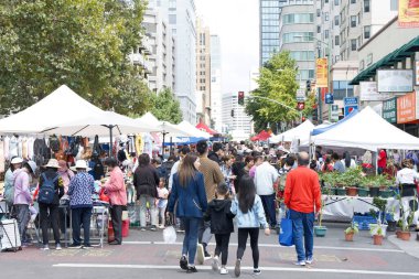 Oakland, CA - 24 Ağustos 2024: Katılımcılar Oakland Çin Mahallesi 35. Sonbahar Sokak Festivali 'nde kurulan kabinlerde dolaşıyorlar.