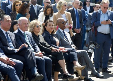 Oakland, CA - 30 Ağustos 2024: Oakland Limanı 'ndaki temiz ve yenilenebilir hidrojen merkezinin lansmanında seyirciler arasında seçilmiş yetkililer.