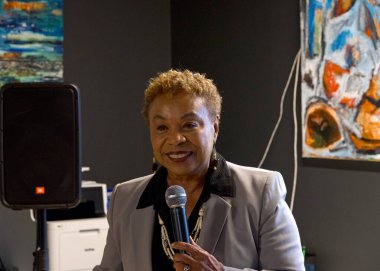Oakland, CA - 01 Eylül 2024: Milletvekili Barbara Lee Oakland Birleşik Demokratik Kampanya Merkezi Büyük Açılış etkinliğinde konuşma yapacak. 